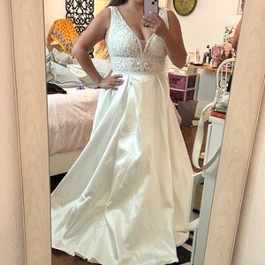 Elegant White Sleeveless Gown